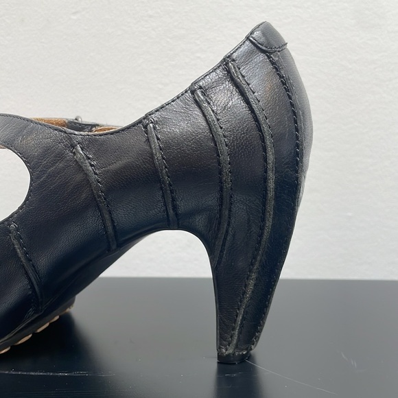 Tsubo Anush Pumps heels US8.5 black leather Velcro strap Mary Jane closed toe - Picture 10 of 11